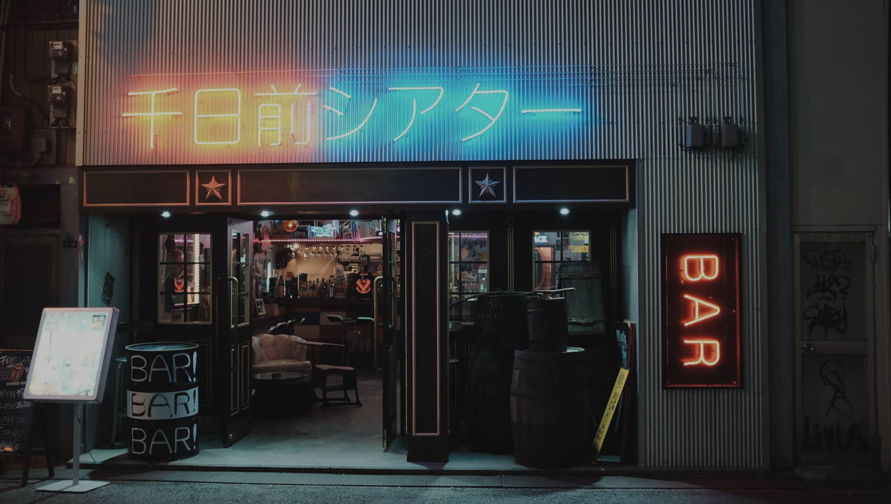 Bar nocą z neonowym szyldem